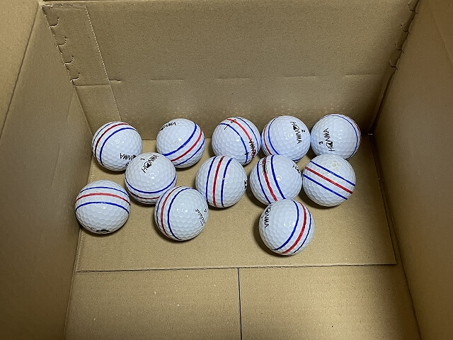 ラインマーカーで線を引いたあと段ボール内で乾燥されているボール