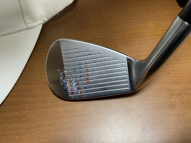 ラインマーカー使用後のアイアンフェース／ゴルフボールのラインの色移り例