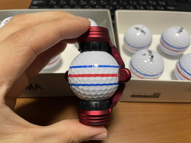 三菱鉛筆 ペイントマーカー PX-21とBIRDIE79のゴルフボールラインマーカーで線を引いた様子