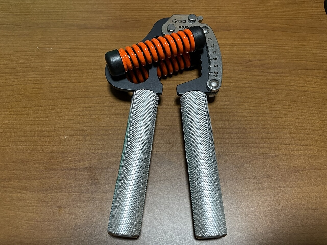 幅を狭めた状態のハンドグリップ