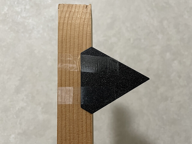 木の板にブロックゴルフクラブレングス測定器LN01のブロックを取り付けたところ