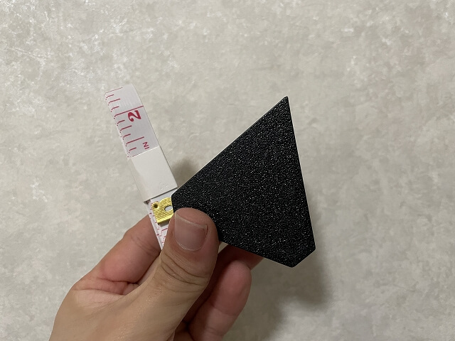 キットの中身。正三角形っぽいブロックが1つと、メジャーが1本