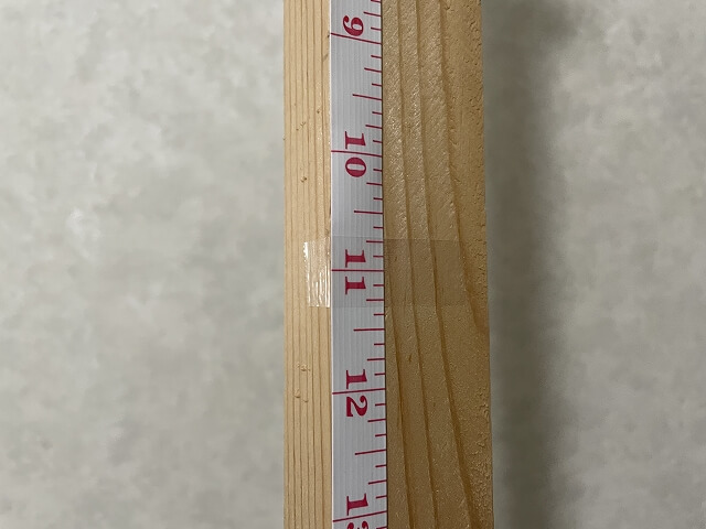 木の板にゴルフクラブレングス測定器LN01のメジャーを貼り付けたところ