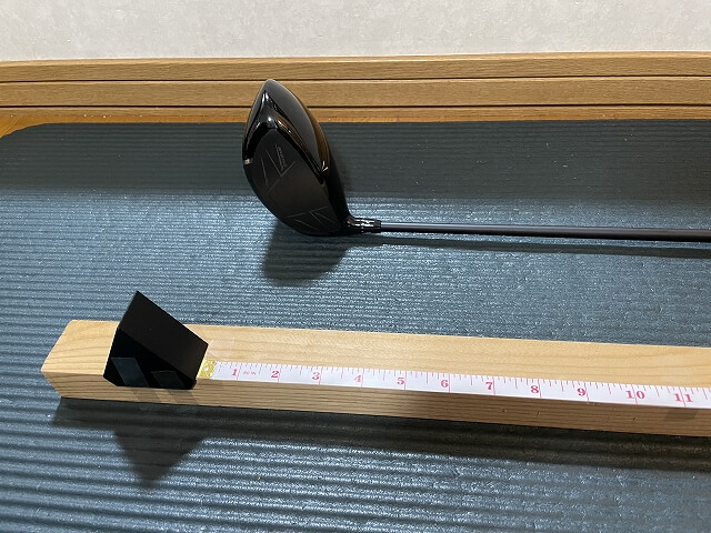 木の板にセットし終えたゴルフクラブレングス測定器LN01。