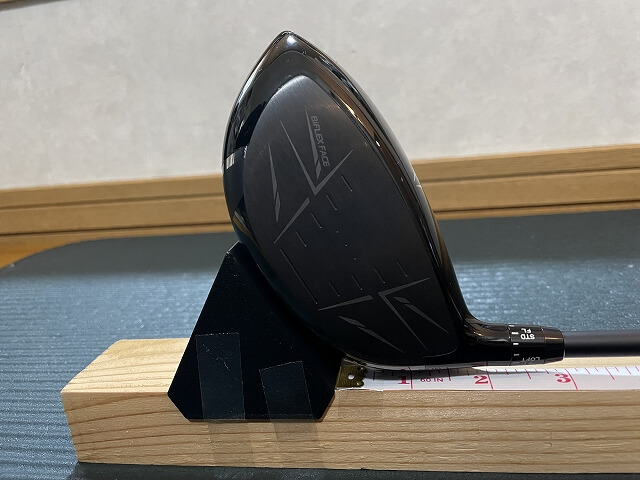 記事で紹介するゴルフクラブレングス測定器LN01。私のドライバーをはかっています
