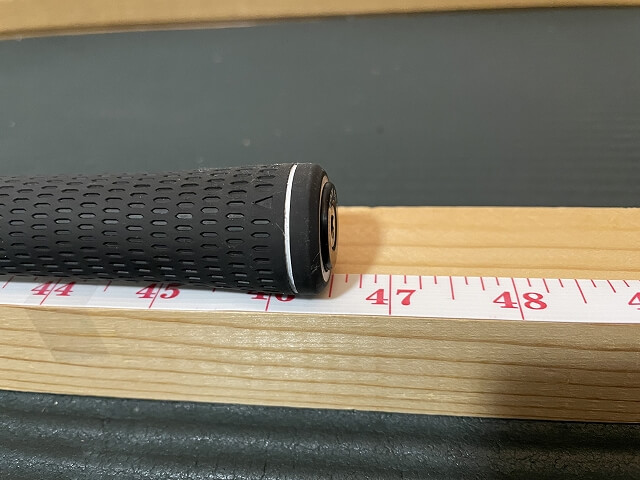 グリップエンドの位置がゴルフクラブレングス測定器LN01のメジャーではかれている
