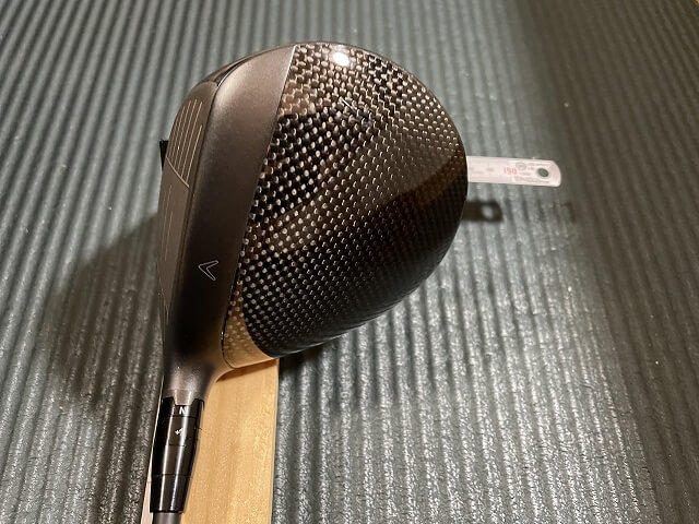 幅4cmの木の板からミニドライバーのヘッドが転がり落ちるところ