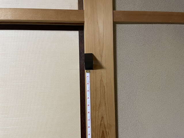 柱にゴルフクラブレングス測定器LN01を貼ってみたところ（非推奨）