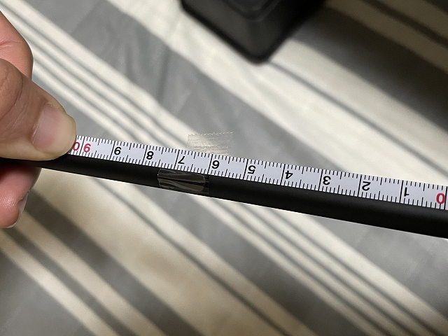 グリップエンドからマーキングした点までをメジャーではかっている様子