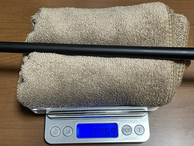 デジタルスケールの上にタオルを置いて、クラブの重量をはかっているところ