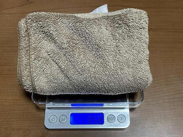 デジタルスケールの蓋を裏返してその上にタオルを置いた様子