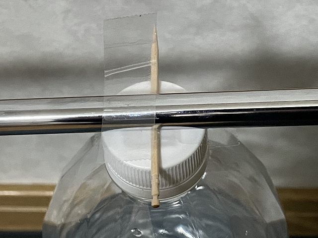 クラブの、支点の上の部分にセロハンテープでマーキングしている様子