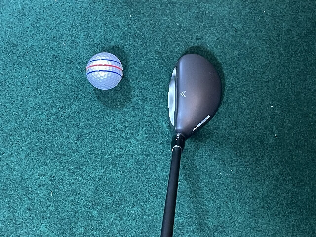 ウッド型ユーティリティを構えたところ。ボール位置がトゥ側でクラブとボール１個分離れている