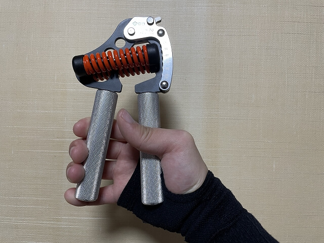 狭めたグリップを私が構えたところ。第一関節にかかるくらいで軽く持てています