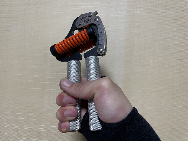 ハンドグリップを閉じたところ。手に金属部が食い込む