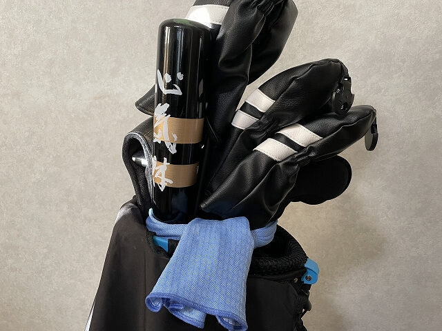 重いパターや練習器具を、軽量キャディバッグのスタンドの逆側に入れたところ(素振り用のバットが入っている)