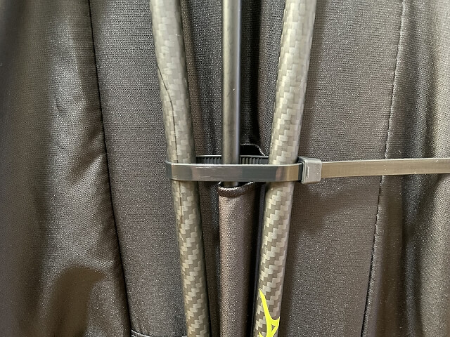 軽量キャディバッグの脚を束ねた結束部のズーム写真