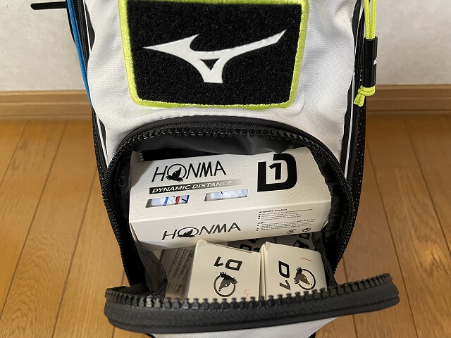 背面下部のポケットにボールを入れたところ、6スリーブ入っている