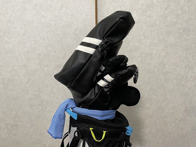 タオルでクラブをまとめて軽量キャディバッグの中心に配置したところ