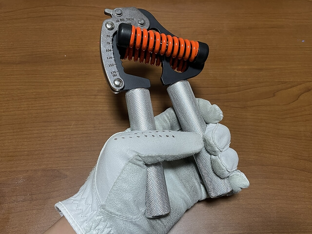 握力トレーニングにゴルフグローブを再利用している様子