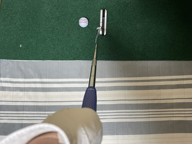 パター練習にグローブを再利用している様子