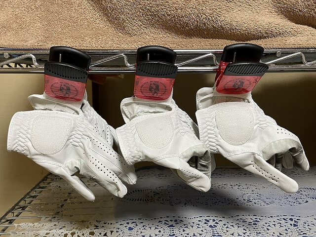 複数グローブを揃えて洗濯・乾燥している様子