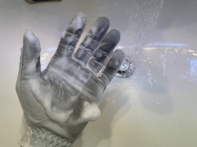 合成皮革のゴルフグローブをハンドソープで手洗いする様子