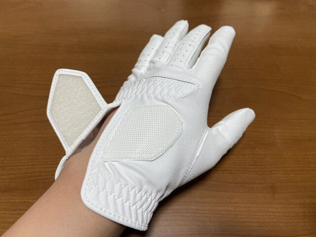 ［ゴルフグローブの外し方］マジックテープを外す