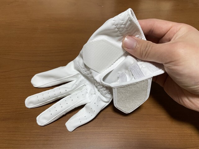 ［ゴルフグローブの外し方］裾だけ持ってグローブを振り、指部分を元通りにする