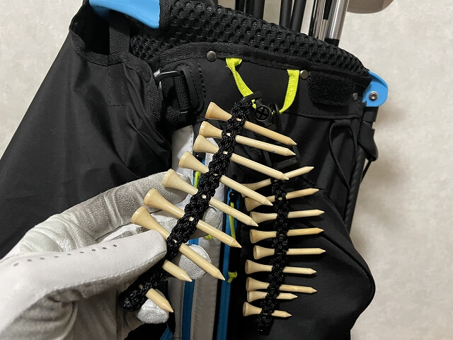 完成したティーホルダーをキャディバッグに装着した例。合計18本のティー
