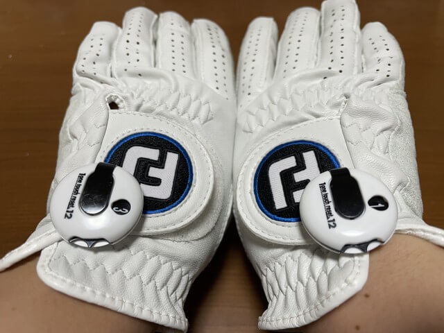 両手グローブにスコアカウンターを２個搭載した様子